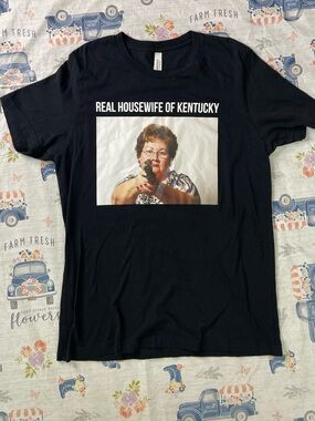 “Real Housewife of Kentucky” Funny Parody Graphic T-Shirt – Large (NWOT)